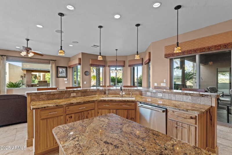 Eat in Kitchen and Lounge