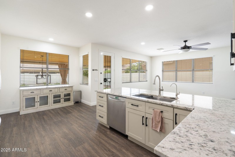 8-web-or-mls-QVB09225