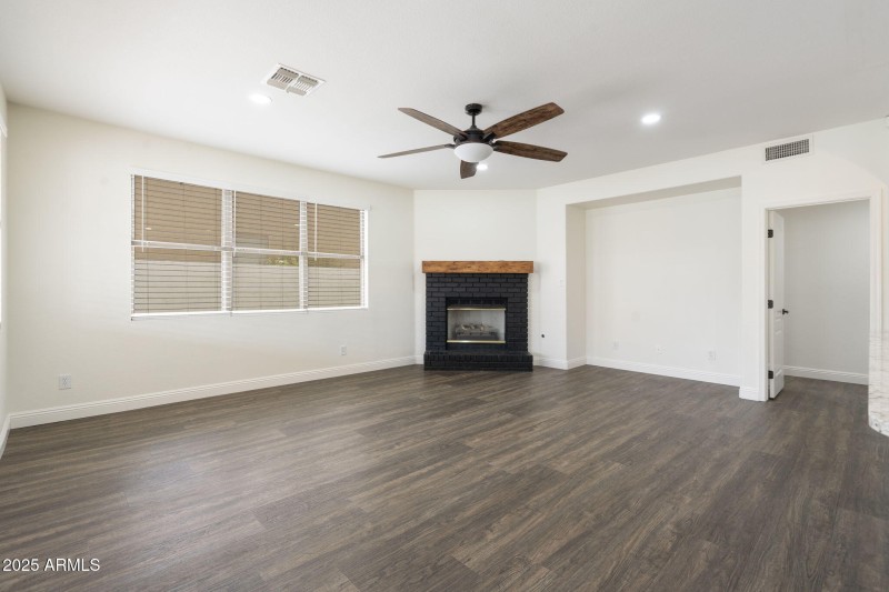 14-web-or-mls-QVB09243