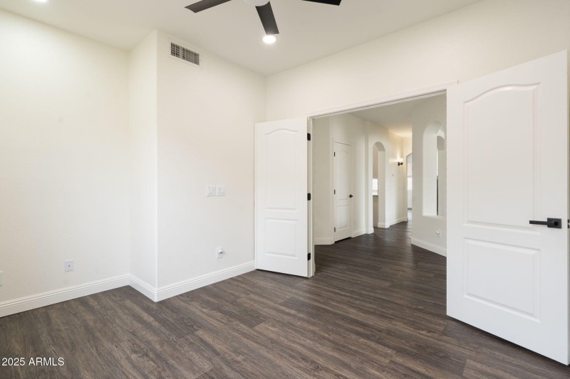 24-web-or-mls-QVB09275