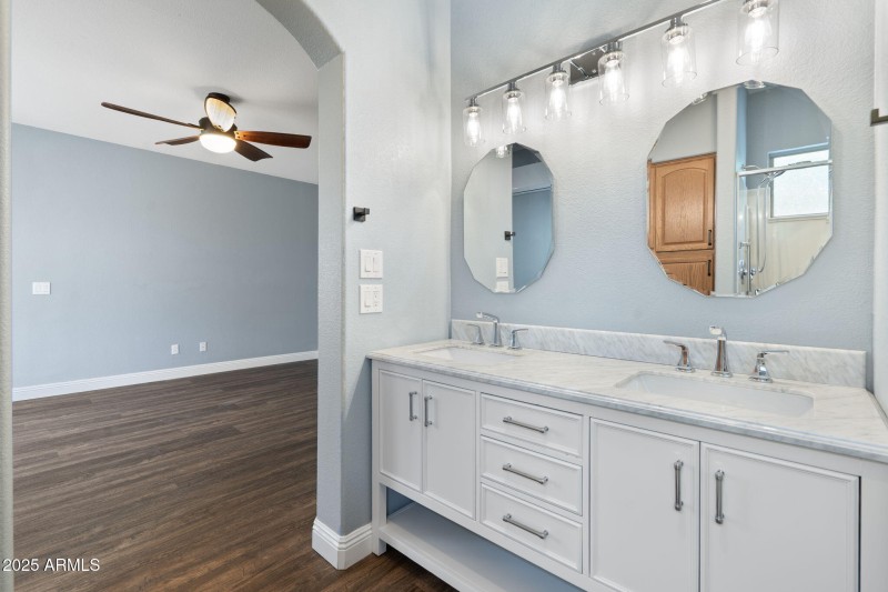 30-web-or-mls-QVB09303