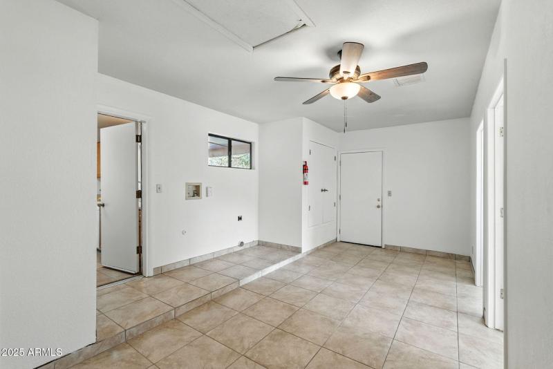 Bonus Room/Laundry Area