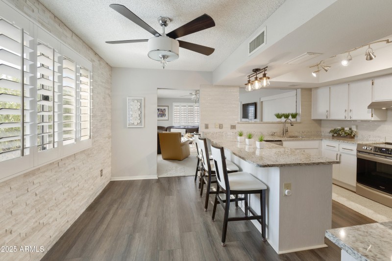 Kitchen with breakfast bar