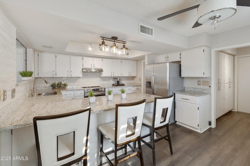 Kitchen breakfast bar