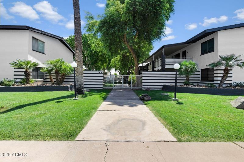 1-web-or-mls-749 E Montebello Ave-1