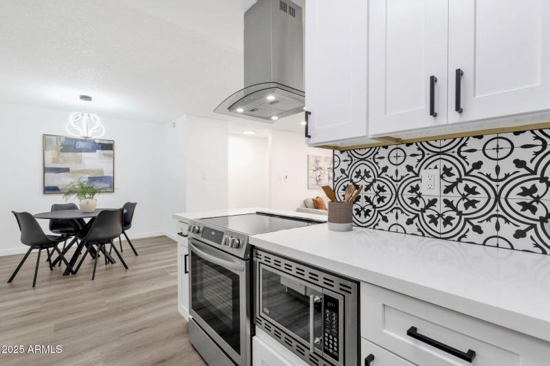 16-web-or-mls-5525-e-thomas-rd-m9