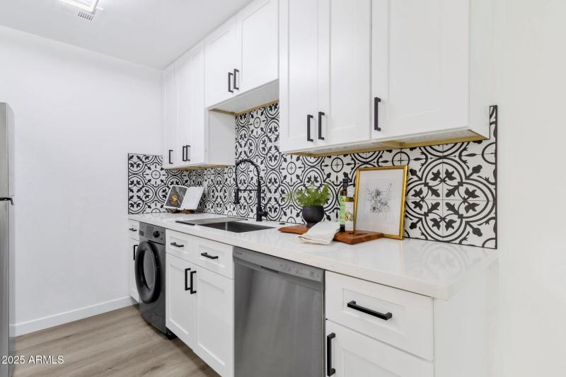 15-web-or-mls-5525-e-thomas-rd-m9