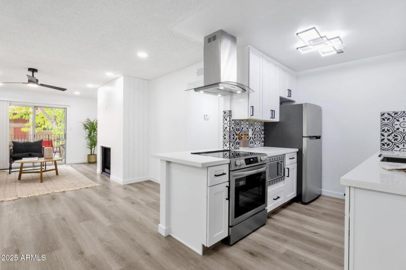 13-web-or-mls-5525-e-thomas-rd-m9