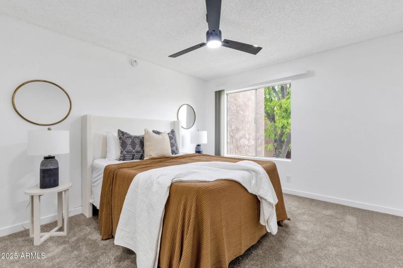 22-web-or-mls-5525-e-thomas-rd-m9