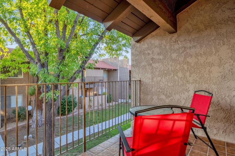 26-web-or-mls-5525-e-thomas-rd-m9