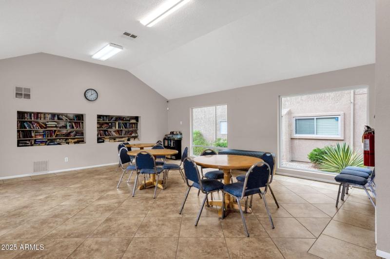 39-web-or-mls-5525-e-thomas-rd-m9