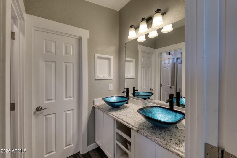 082037-1321 East Morris Lane