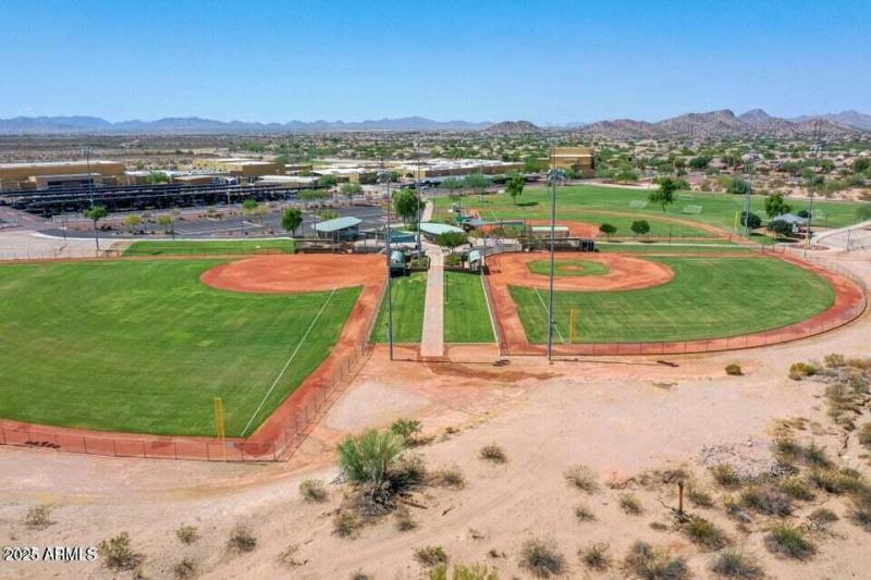 Estrella - Baseball Field
