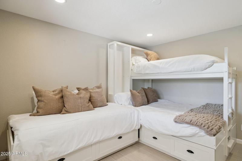 36-web-or-mls-16213-n-63rd-pl