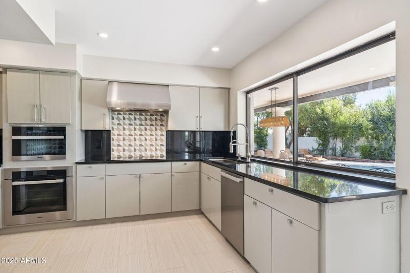 11-web-or-mls-16213-n-63rd-pl