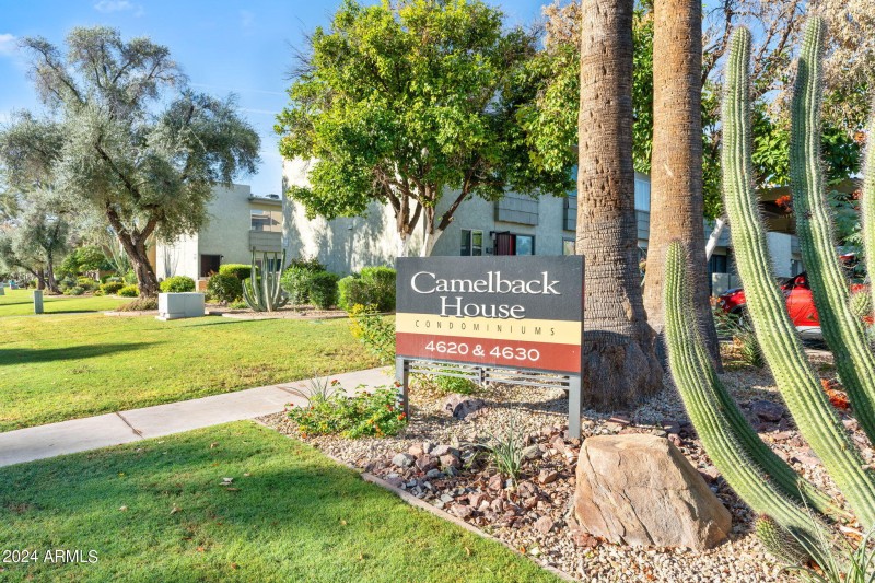 unit has front street access