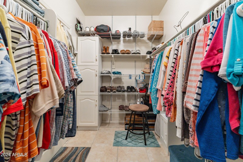 Nice walk-in Closet