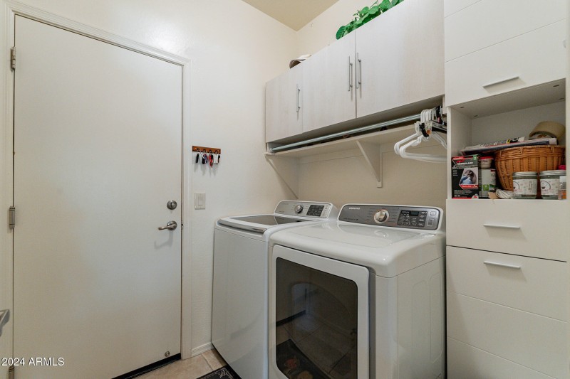 Laudry room with cabinets