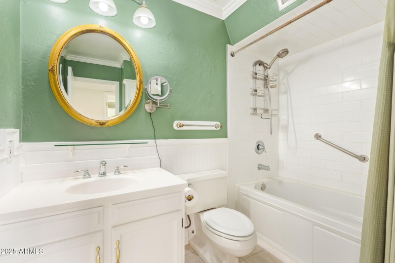 2 nd full bath (hall)