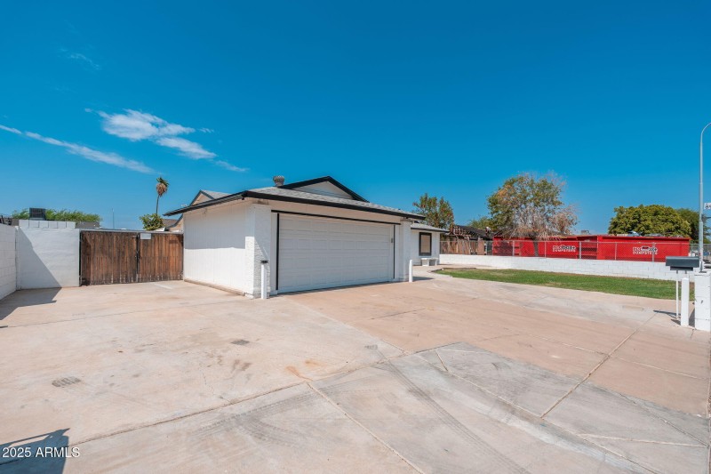 8902 W Columbus Ave - 004