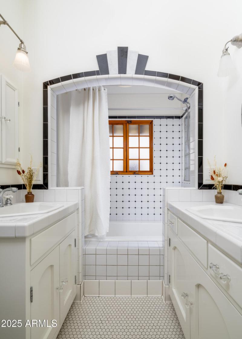 Beautiful Built in Tub and Shower