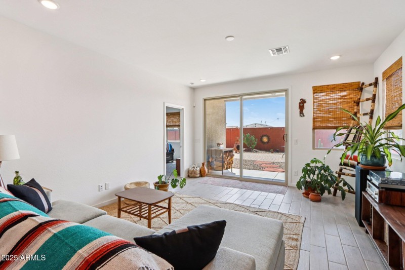 6-web-or-mls-W Sunland Dr-S0609-006