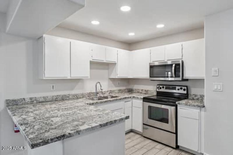 large-01991e3e-aa1c-71dd-be47-27defaf03b