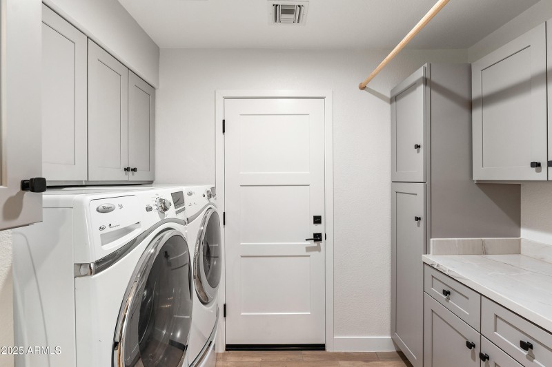 AMAZING LAUNDRY ROOM