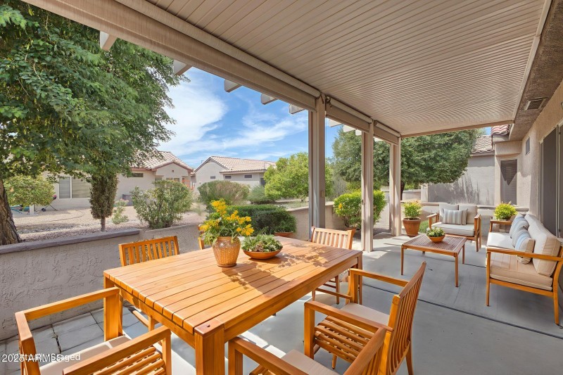 OUTDOOR LIVING
