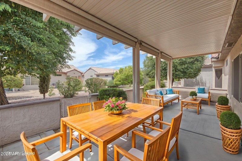 OUTDOOR LIVING
