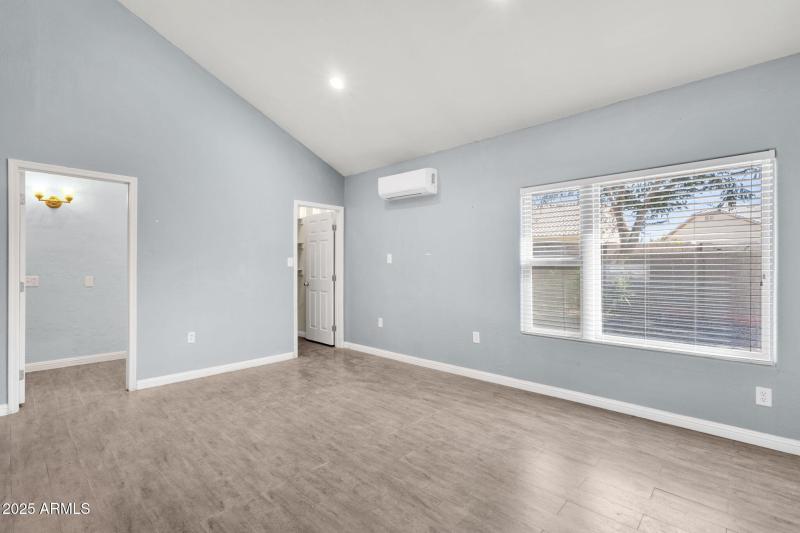 2nd bedroom (oversized)