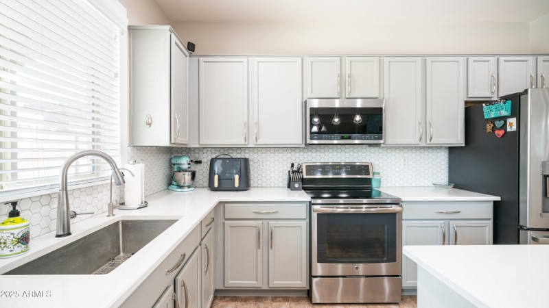 40589 W Parkhill Dr-15