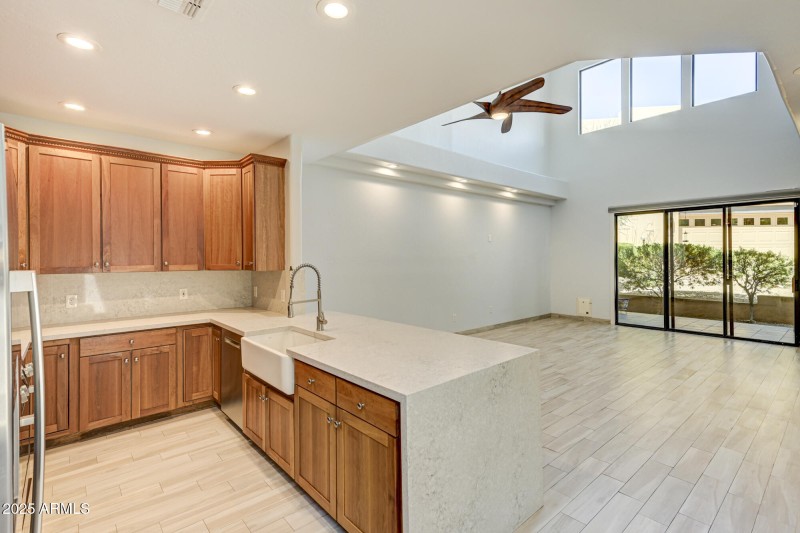 10212 E White Feather Ln-6