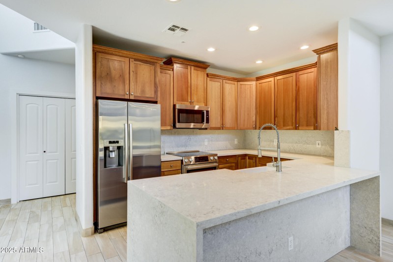 10212 E White Feather Ln-8