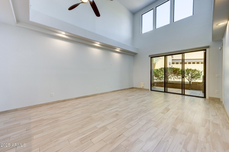 10212 E White Feather Ln-12