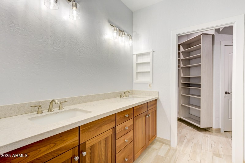 10212 E White Feather Ln-18