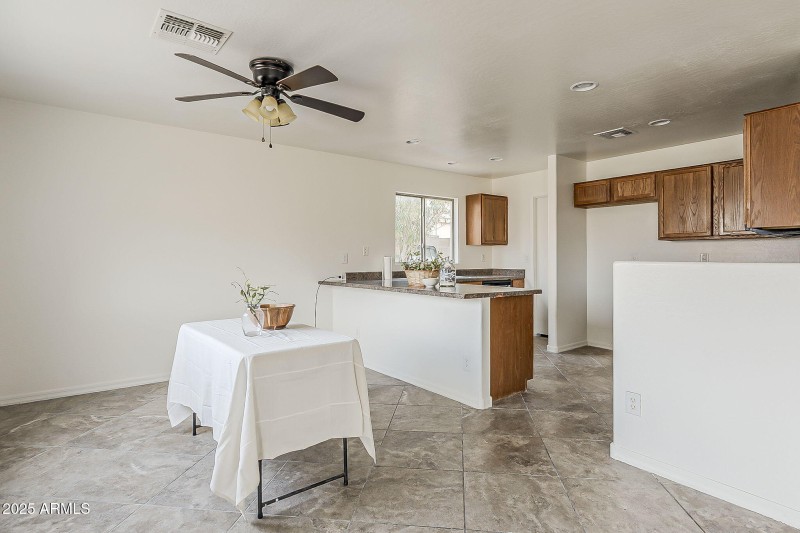DINNINGROOM/KITCHEN
