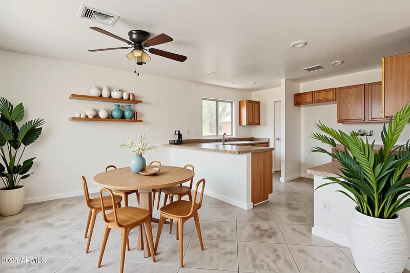 Kitchen/DINNINGROOM