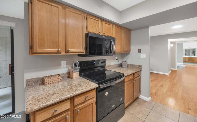 9445 N 94th Pl-large-014-006-TOD6998-150