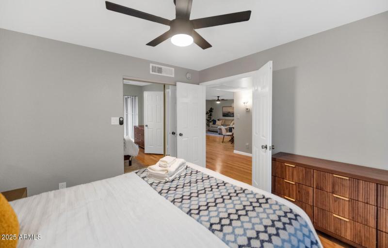 9445 N 94th Pl-large-024-028-TOD6985-150