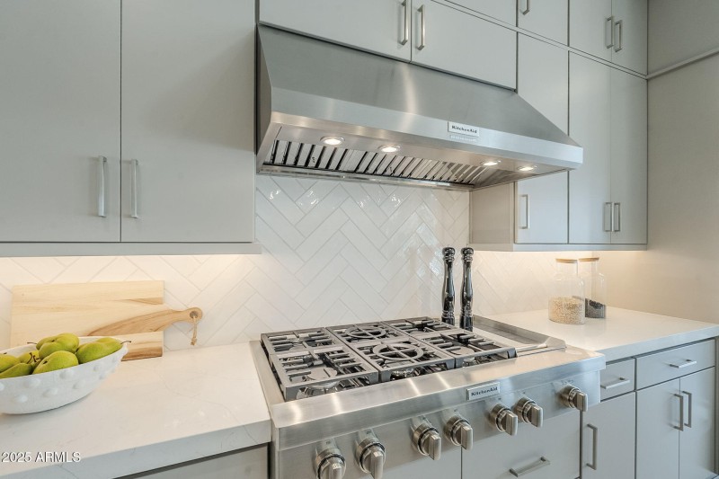 Kitchen W Neutral Backsplash