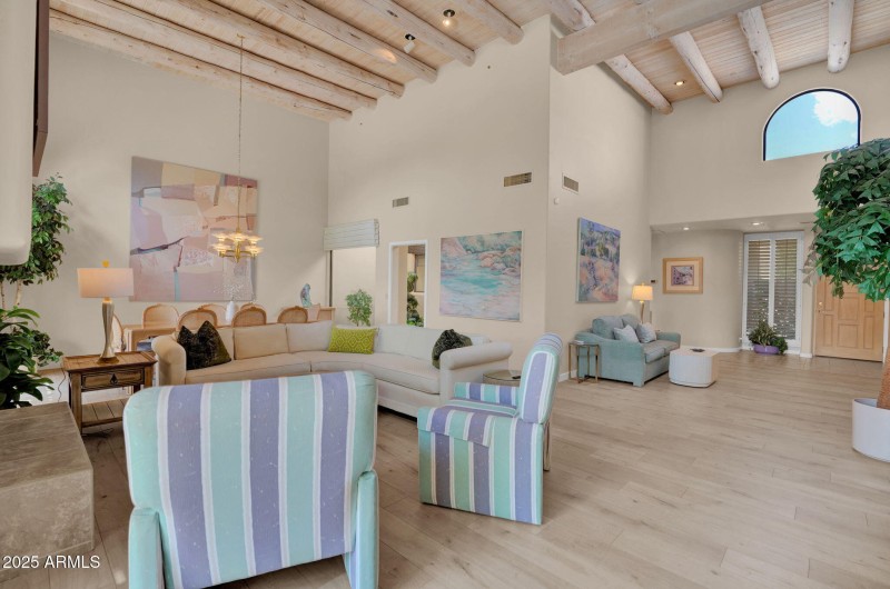 Huge ceilings light & bright