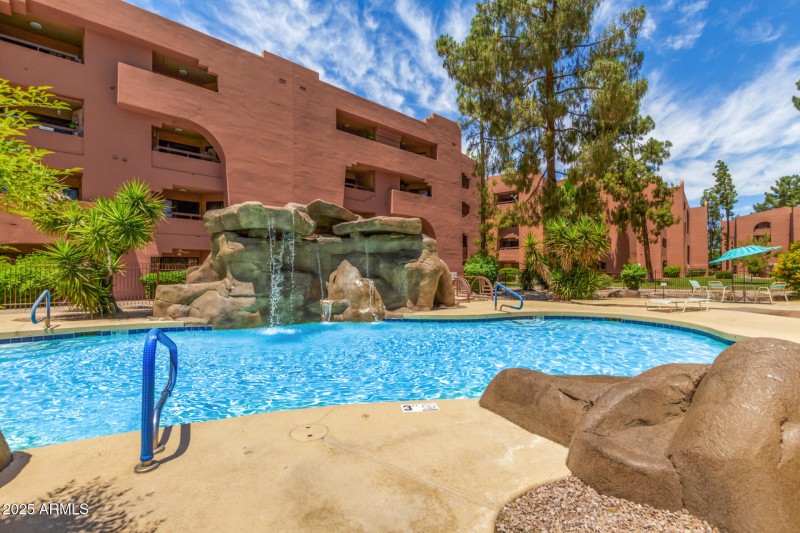 35 - Paradise Village