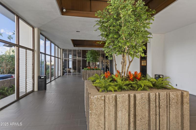 07 Lobby Walkway