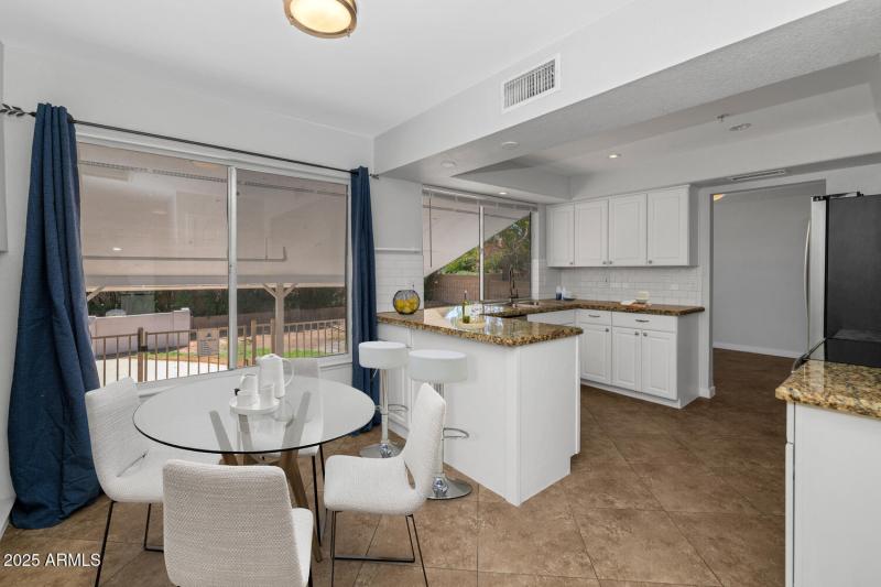 1927 E Crocus Dr-large-012-017-1927 E Cr