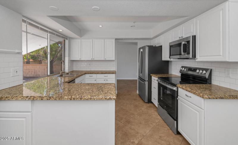 1927 E Crocus Dr-large-013-016-1927 E Cr