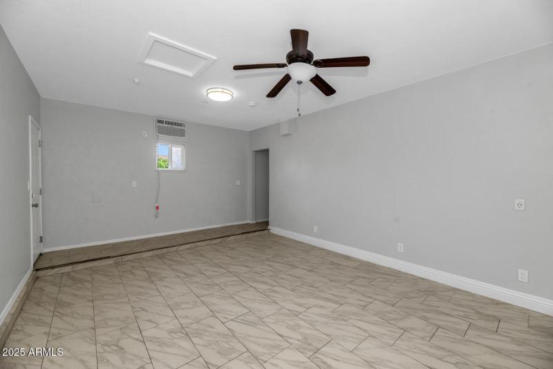 1927 E Crocus Dr-large-021-029-1927 E Cr