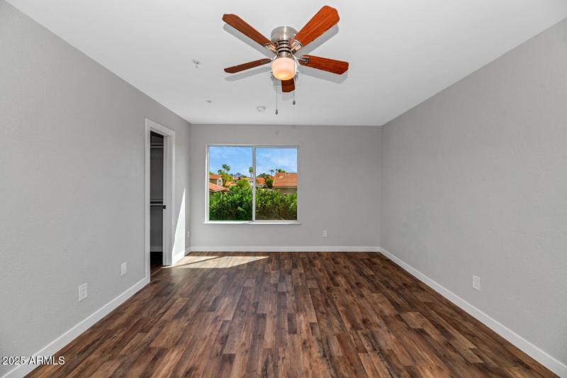 1927 E Crocus Dr-large-022-030-1927 E Cr