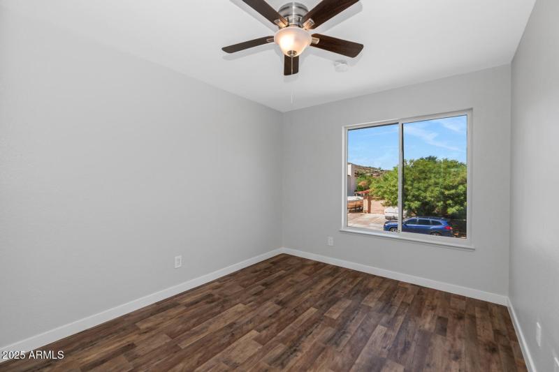 1927 E Crocus Dr-large-026-033-1927 E Cr