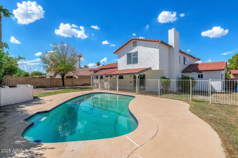 1927 E Crocus Dr-large-036-031-1927 E Cr